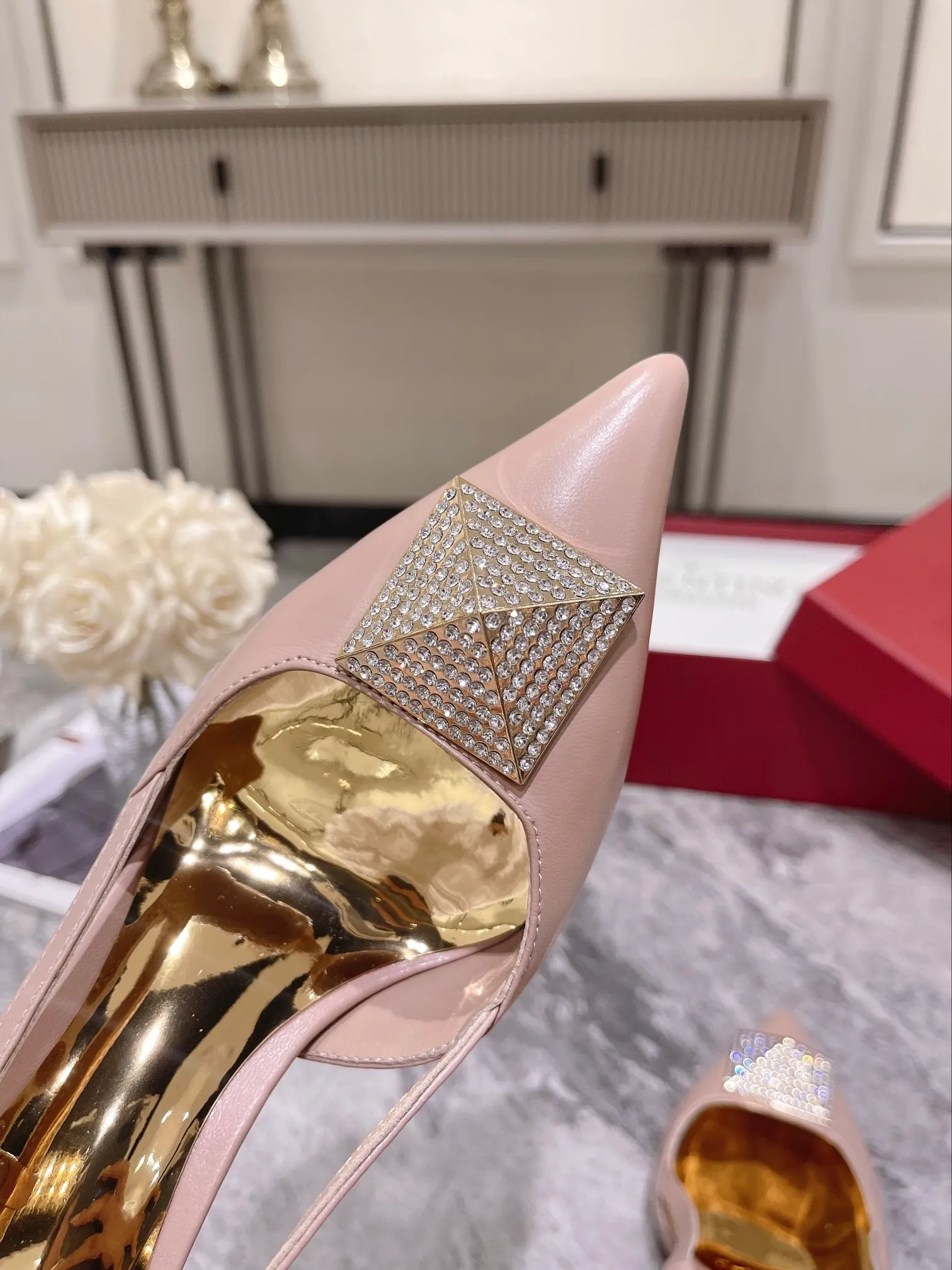 👟👟Ex-factory price 400👟👟 Genuine leather sole +40 Top version 𝑉𝐴𝐿𝐸𝑁𝑇𝐼𝑁𝑂 Valentino new autumn and winter women's back hollow sandals. The unique [pyramid] large rivet hardware [hand-made diamonds] brings out a full sense of high-end, and the new season will live up to expectations! Worth buying ★Imported sheepskin is absolutely high-grade ❥Original method, absolutely sensual ❥Elegant style, creating a different feeling, simple and elegant style!  Code number: 35-41 (34-42 customized) Fabric: Imported sheepskin Lining: Lined sheepskin Heel height: 8cm Leather outsole Rubber outsole
